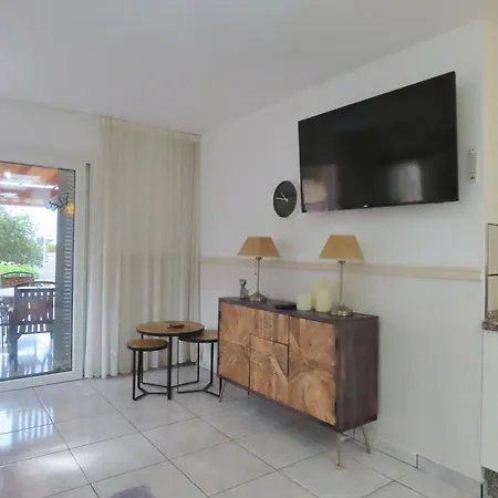 Апартаменты Lovely 1 Bedroom
